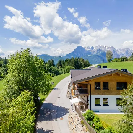 Werfenblick Und Bergblick